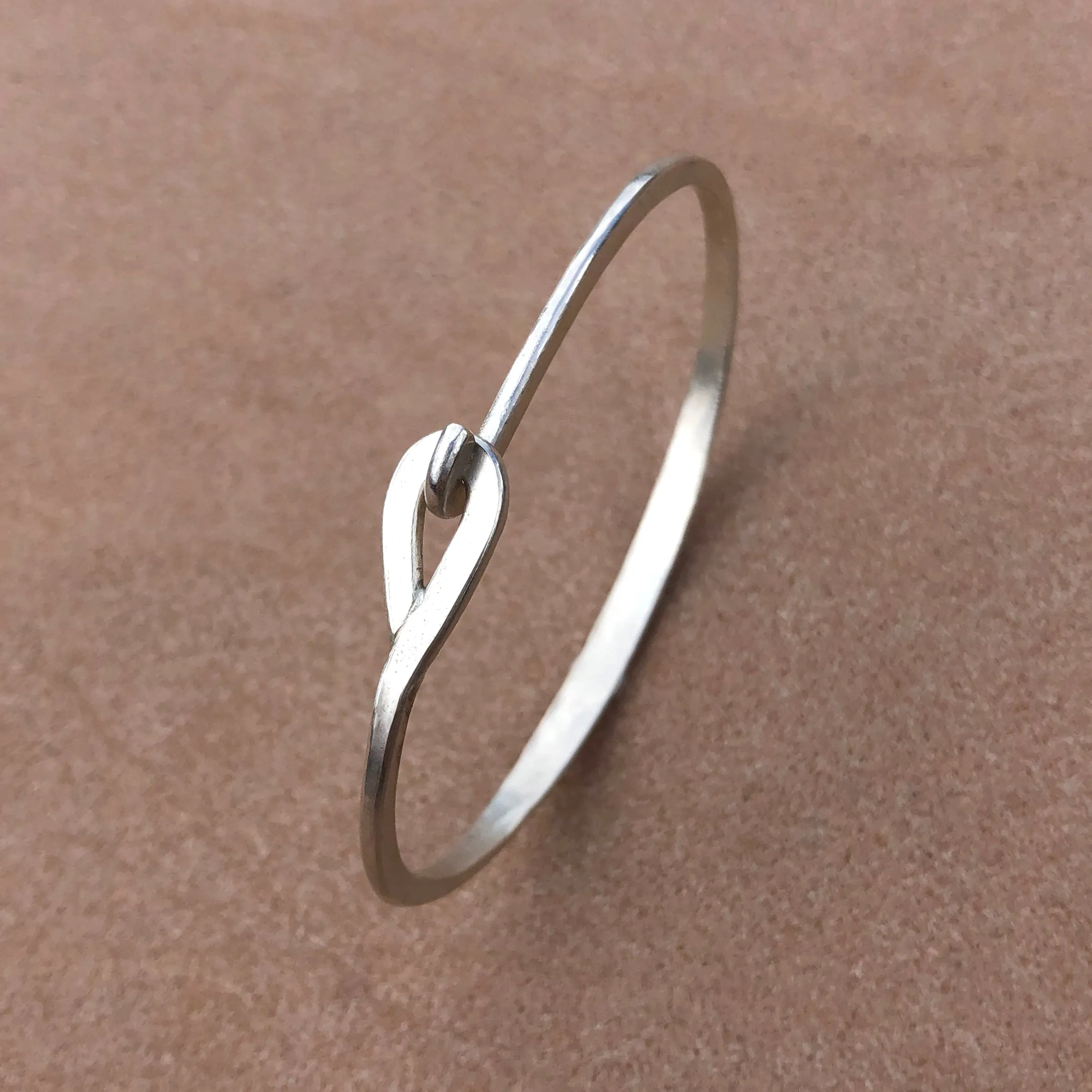 Grande sterling silver hammered hook & eye bracelet