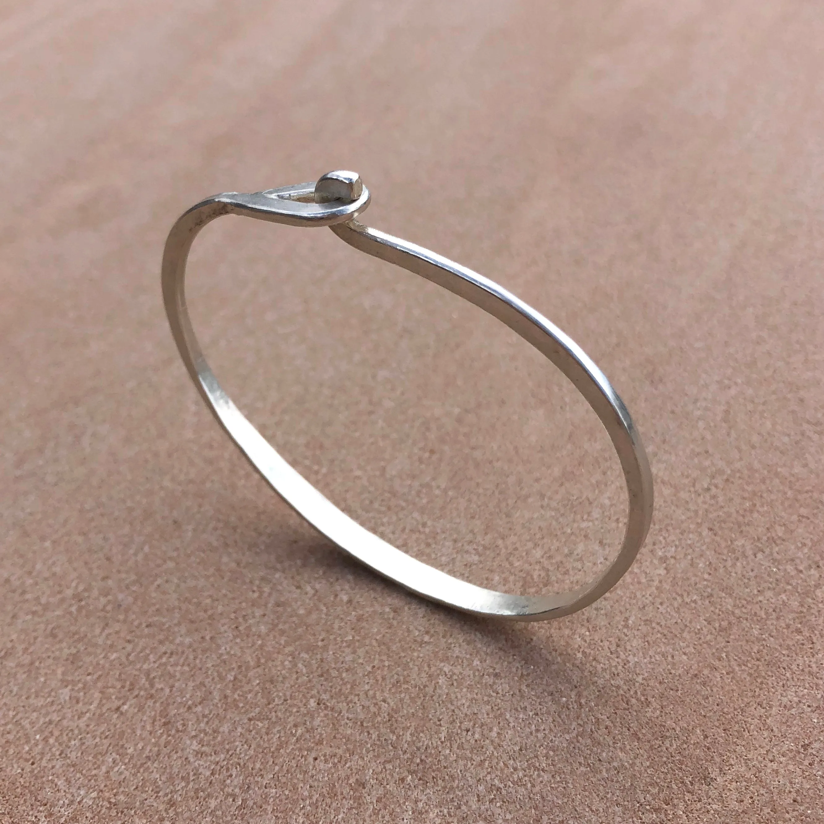 Grande sterling silver hammered hook & eye bracelet